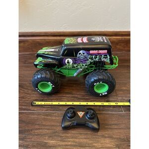 Monster Jam Grave Digger RC Truck + Remote-Needs New‎ Rechargeable Battery